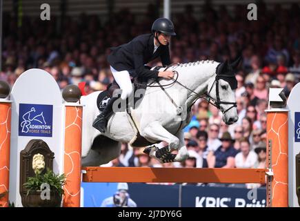 Badminton Estate, Gloucestershire, Inghilterra; 8th maggio 2022, 8th maggio 2022, Badminton Estate, Gloucestershire, Inghilterra; Mars Equestrian Badminton Horse Trials, giorno 5; Christoph Wahler che guida CARJATAN S durante il test di salto spettacolo il giorno cinque dei 2022 Badminton Horse Trials Foto Stock