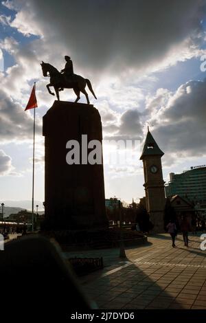 E' possibile attraversare molti edifici storici nel centro di Kayseri. Visita data 15.04.2022. Foto Stock