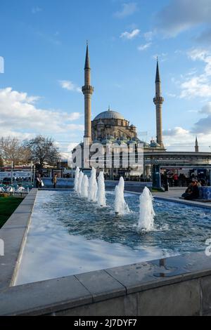 E' possibile attraversare molti edifici storici nel centro di Kayseri. Visita data 15.04.2022. Foto Stock