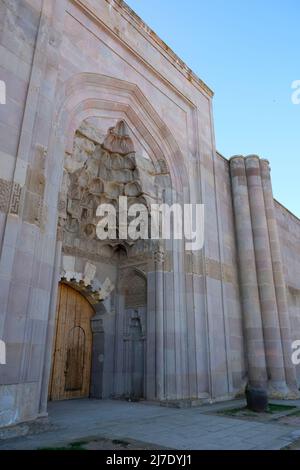 Sultanhanı Caravanserai è uno dei tipici caravanserais Seljuk situato nel villaggio di Sultanhanı nel distretto di Bünyan di Kayseri Foto Stock