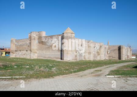 Sultanhanı Caravanserai è uno dei tipici caravanserais Seljuk situato nel villaggio di Sultanhanı nel distretto di Bünyan di Kayseri Foto Stock