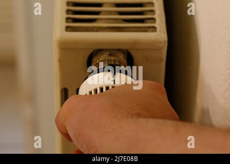 Termostato di un riscaldatore al livello 1 per risparmiare energia. Foto Stock