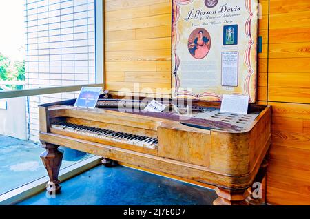 Un antico pianoforte quadrato è esposto alla Biblioteca Presidenziale Jefferson Davis, 24 aprile 2022, a Biloxi, Mississippi. Foto Stock