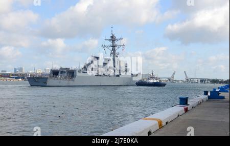 FORT LAUDERDALE, Florida (8 maggio 2022) - il cacciatorpediniere missilistico guidato di classe Arleigh Burke USS Lassen (DDG 82) parte Fleet Week Port Everglades, 8 maggio 2022. Le settimane della flotta sono progettate per mostrare agli Americani gli investimenti che hanno fatto nella loro Marina ed aumentare la consapevolezza del ruolo e dello scopo della Marina nella nostra difesa nazionale. (STATI UNITI Foto Navy di Jacob Sippel/Released) Foto Stock