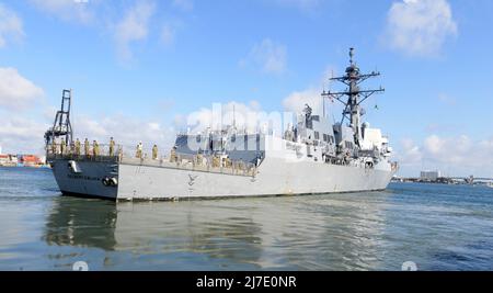 FORT LAUDERDALE, Florida (8 maggio 2022) - il cacciatorpediniere missilistico guidato di classe Arleigh Burke USS Delbert D. Black (DDG 119) parte Fleet Week Port Everglades, 8 maggio 2022. Le settimane della flotta sono progettate per mostrare agli Americani gli investimenti che hanno fatto nella loro Marina ed aumentare la consapevolezza del ruolo e dello scopo della Marina nella nostra difesa nazionale. (U.S.A. Foto Navy di Jacob Sippel/Released) Foto Stock