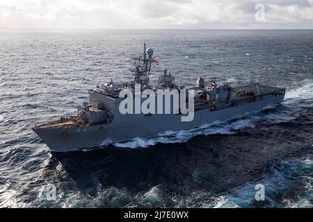 220425-N-MZ836-1106 OCEANO ATLANTICO (25 aprile 2022) - la nave di sbarco anfibio di classe Whidbey Island USS Gunston Hall (LSD 44) transita nell'Oceano Atlantico durante un rifornimento in mare con la nave d'assalto anfibio di classe Wasp USS Kearsarge (LHD 3) 25 aprile 2022. Kearsarge, ammiraglia del team Kearsarge ARG/MEU, è in fase di implementazione programmata sotto il comando e il controllo della Task Force 61/2 mentre opera nella Sesta flotta statunitense a sostegno degli interessi degli Stati Uniti, degli alleati e dei partner in Europa e Africa. (STATI UNITI Foto Navy di Mass Communication Specialist 3rd Classe Jesse Schwab) Foto Stock