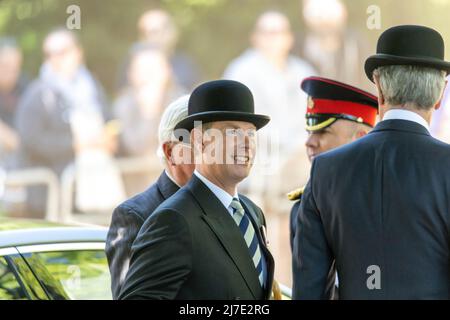 Londra, Regno Unito - 8 maggio 2022, HRH il Principe Edoardo, Conte di Wessex (C), che indossa il tradizionale cappello da bowler e la cravatta regimentale, Arriva a prendere il saluto durante la sfilata annuale e il servizio della associazione combinata di vecchi compagni di cavalleria al Cavalry Memorial adiacente al Bandstand in Hyde Park. Sua altezza reale Principe Edoardo, Conte di Wessex, KG, GCVO, CD, ADC, Royal Honorary Colonel il Royal Wessex Yeomanry ha preso il saluto alla Parata annuale e servizio della associazione combinata Cavalry Old Comrades presso il Memoriale di Cavalry adiacente al Bandstand di Hyde Park. Foto Stock