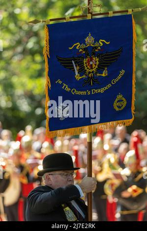 Londra, UK - 8 maggio 2022, la bandiera regimental delle 1st regine Dragoon Guards marzo durante la sfilata annuale e il servizio della associazione combinata Cavalry Old Comrades al Cavalry Memorial adiacente al Bandstand di Hyde Park. Sua altezza reale Principe Edoardo, Conte di Wessex, KG, GCVO, CD, ADC, Royal Honorary Colonel il Royal Wessex Yeomanry ha preso il saluto alla Parata annuale e servizio della associazione combinata Cavalry Old Comrades presso il Memoriale di Cavalry adiacente al Bandstand di Hyde Park. Foto Stock