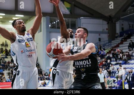 PalaRadi, Cremona, Italia, 08 maggio 2022, ADAS Juskevicius (Vanoli Cremona) durante Vanoli Basket Cremona vs Dolomiti energia Trentino - Campionato Italiano Basket Serie A Foto Stock