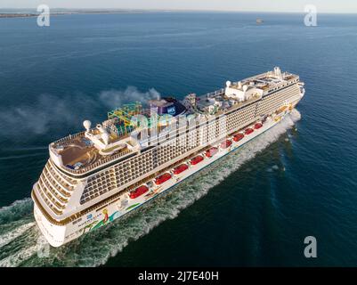 Il Norwegian Getaway è una nave da crociera della Norwegian Cruise Line NCL. Vacanza norvegese attraversando il Solent Portsmouth. Foto Stock