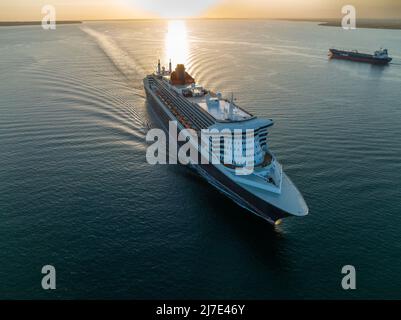 Cunard's RMS Queen Mary 2 partenza da Southampton, destinazione New York. Viste aeree mentre la linea transatlantica dell'oceano attraversa le acque solenti. Foto Stock