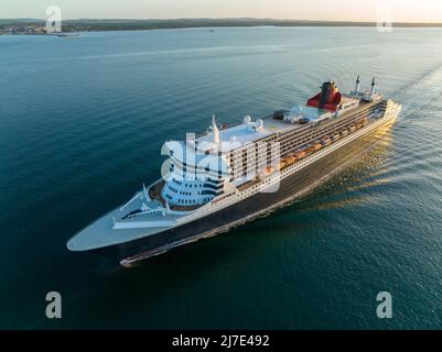 Cunard's RMS Queen Mary 2 partenza da Southampton, destinazione New York. Viste aeree mentre la linea transatlantica dell'oceano attraversa le acque solenti. Foto Stock