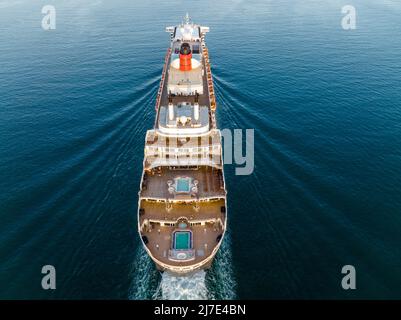 Cunard's RMS Queen Mary 2 partenza da Southampton, destinazione New York. Viste aeree mentre la linea transatlantica dell'oceano attraversa le acque solenti. Foto Stock