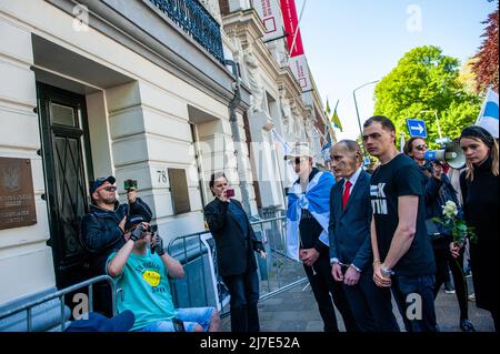 Un uomo vestito come Vladimir Putin è visto in piedi manicato di fronte all'ambasciata Ucraina durante la manifestazione. Il 8 maggio, le diaspore russe in diversi paesi hanno condotto azioni anti-belliche a sostegno dell'Ucraina. All’Aia, di fronte all’Ambasciata russa, si è svolta una marcia per la costruzione della Corte internazionale di giustizia (ICJ), per un processo simbolico contro Putin. Queste azioni si avvicinano al 9 maggio (noto come Giornata della Vittoria all'interno della Russia) per fare una dichiarazione contro il regime di Putin, che si è trasformato questa giornata in una celebrazione del militarismo, normalizzando la guerra e utilizzando i Foto Stock
