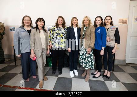 Uzhhorod, Ucraina. 08 maggio 2022. Gli Stati Uniti First Lady Jill Biden, e l'Ucraina First Lady Olena Zelenska, centro, pongono durante una visita ad un centro di sfollati interni, il 8 maggio 2022 a Uzhhorod, Ucraina. Credit: Ukraine Presidency/Ukraine Presidency/Alamy Live News Foto Stock