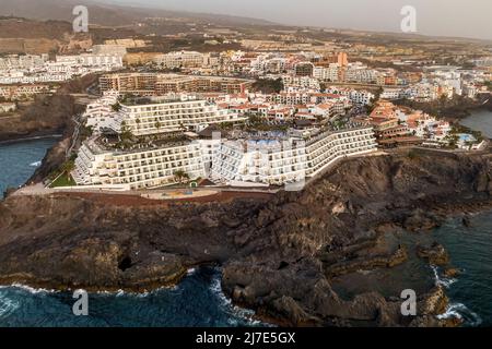 Complesso alberghiero su una costa rocciosa di Tenerife, Isole Canarie, Spagna Foto Stock