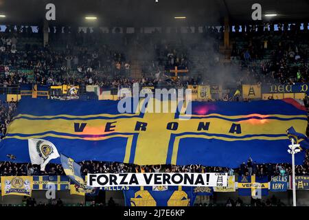 Verona, 8th maggio 2022. I sostenitori di Hellas Verona incoraggiano a mostrare una bandiera gigante durante la serie A 2021/2022 partite di calcio tra Hellas Verona e AC Milan allo stadio Marcantonio Bentegodi di Verona (Italia), 8th maggio 2022. Foto Andrea Staccioli / Insidefoto Foto Stock