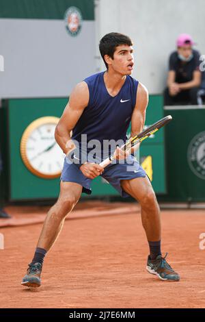 Carlos Alcaraz di Spagna durante il secondo round al Roland-Garros (Open Francese), torneo di tennis Grand Slam il 3 giugno 2021 allo stadio Roland-Garros Foto Stock