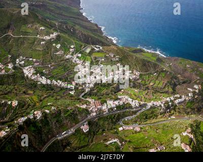 Villaggio vicino all'oceano. Piccola città nel parco di Anaga sull'isola di Tenerife, vista aerea Foto Stock