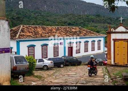 L'edificio coloniale del Museu da Liturgia (museo della Liturgia) si trova in via Jogo de Bola nel centro storico di Tiradentes, sotto il cielo nuvoloso. Foto Stock