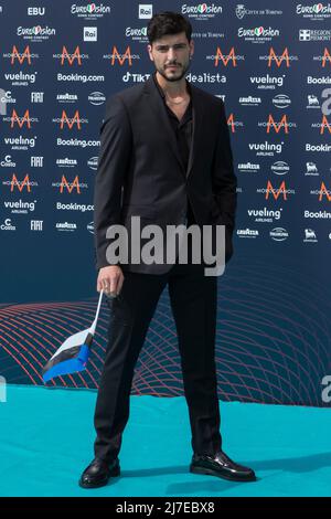 Torino, Italia. 08th maggio 2022. Il cantante estone Stefan sul tappeto Turquoise del Concorso Eurovision Song Foto Stock