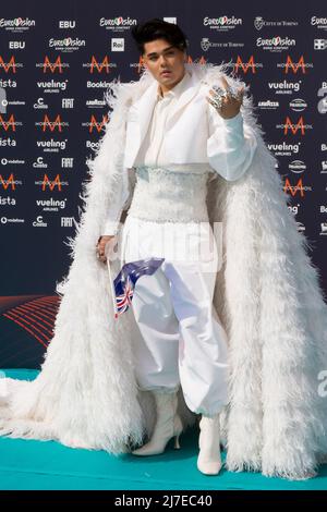 Torino, Italia. 08th maggio 2022. Cantante australiano Sheldon Riley su tappeto Turquoise di Eurovision Song Contest Foto Stock