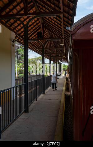 Vista della stazione ferroviaria di Tiradentes con le autovetture del treno a vapore turistico in attesa di passeggeri prima di partire per Sao Joao del Rei. Foto Stock