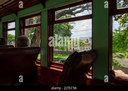 Paesaggio urbano passando dalla finestra dell'auto passeggeri del giro turistico del treno a vapore mentre si arriva a Sao Joao del Rei provenienti dal villaggio di Tiradentes. Foto Stock