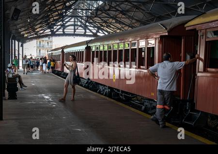 La piattaforma della stazione ferroviaria di Sao Joao del Rei subito dopo l'arrivo del treno a vapore locomotiva passeggeri dal villaggio di Tiradentes. Foto Stock