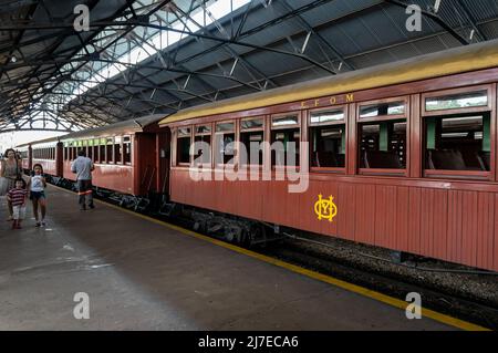 Le autovetture Vintage Brown si fermavano alla stazione ferroviaria di Sao Joao del Rei subito dopo l'arrivo dal villaggio di Tiradentes. Foto Stock