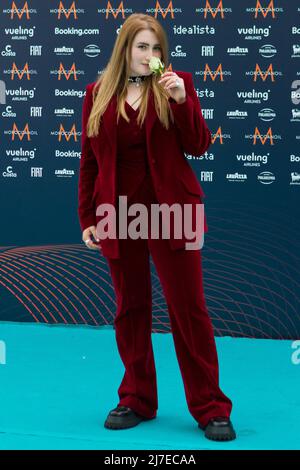 Torino, Italia. 08th maggio 2022. Rosa Linn, cantante armeno, sul tappeto turchese del Concorso di canzoni di Eurovisione Foto Stock