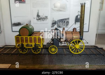 Miniatura di un Rocket di Stephenson, una prima locomotiva a vapore che aprì la ferrovia di Liverpool e Manchester nel 1830. Foto Stock