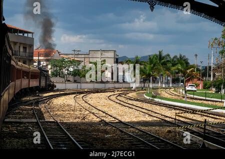 Vista parziale del cantiere ferroviario di Sao Joao del Rei stazione ferroviaria nel mezzo della città dello stesso nome sotto il cielo nuvoloso. Foto Stock
