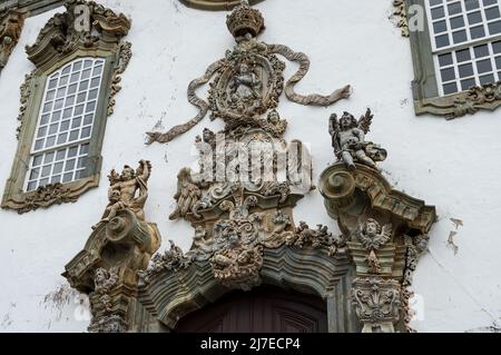 Primo piano degli ornamenti religiosi sopra l'entrata principale della chiesa di Sao Francisco de Assis, situata in piazza Frei Orlando nel centro storico. Foto Stock