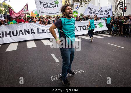 Buenos Aires, Argentina - 07 maggio 2022, Un uomo urla di fronte ad una folla che si avvicina al Congresso Nazionale per chiedere la depenalizzazione della cannabis. Una folla di persone ha partecipato questo sabato al centro della città di Buenos Aires in una nuova edizione della marcia Mondiale di Marijuana, che si svolge ogni anno a livello internazionale, per chiedere la totale depenalizzazione della coltivazione e dell'uso di cannabis. Foto Stock