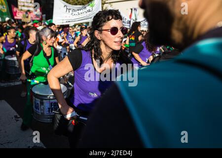 Buenos Aires, Argentina - 07 maggio 2022, Un gruppo di donne con i loro tamburi si avvicina al Congresso Nazionale per chiedere la depenalizzazione della cannabis. Una folla di persone ha partecipato questo sabato al centro della città di Buenos Aires in una nuova edizione della marcia Mondiale di Marijuana, che si svolge ogni anno a livello internazionale, per chiedere la totale depenalizzazione della coltivazione e dell'uso di cannabis. Foto Stock