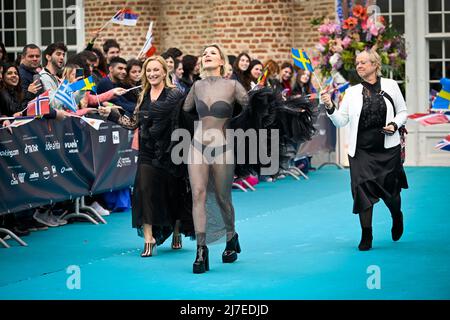 Cornelia Jakobs, Svezia, si pone sul tappeto turchese durante la cerimonia di apertura del concorso Eurovision Song 2022 a Torino.Photo Jessica Gow / TT code 10070 Foto Stock