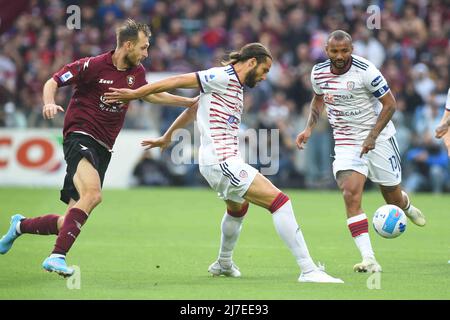 Salerno, Italia, 08/05/2022, Leonardo Pavoletti Cagliari Calcio) e Stefan Strandberg (US Salernitana 1919) gareggiano per la palla durante la Serie A 2021/22 partita tra US. Salernitana 1919 e Cagliari Calcio allo Stadio Arechi Foto Stock