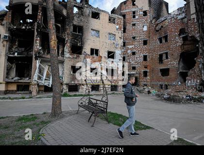 Un uomo passa davanti a una casa distrutta che è stata danneggiata a causa della sguinatura dell'esercito russo nella città di Irpin, vicino alla capitale Ucraina Kiev. La Russia ha invaso l'Ucraina il 24 febbraio 2022, scatenando il più grande attacco militare in Europa dalla seconda guerra mondiale (Foto di Sergei Chuzavkov / SOPA Images/Sipa USA) Foto Stock