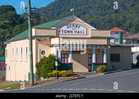 Storico municipio a Derby, Tasmania nord-orientale, Australia. Questa remota cittadina ha trovato nuova vita come fulcro per i percorsi per mountain bike. Foto Stock