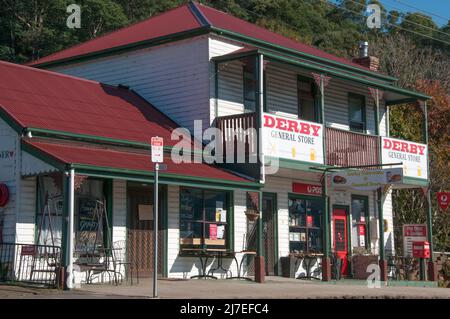 Storico negozio generale a Derby, Tasmania nord-orientale, Australia. Questa remota cittadina ha trovato nuova vita come fulcro per i percorsi per mountain bike. Foto Stock