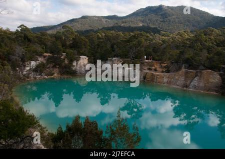 Little Blue Lake, formatosi all'interno di una storica miniera di stagno a South Mount Cameron, nella Tasmania nord-orientale, Australia Foto Stock