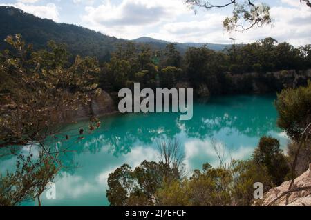 Little Blue Lake, formatosi all'interno di una storica miniera di stagno a South Mount Cameron, nella Tasmania nord-orientale, Australia Foto Stock