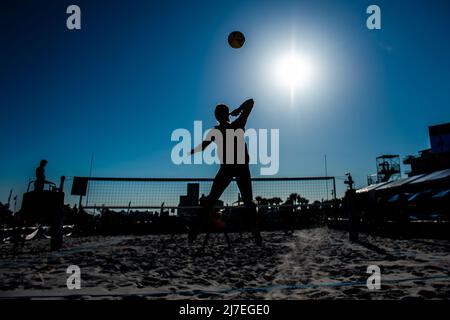 8 maggio 2022, Gulf Shores, Alabama, USA: HAILEY HARWARD serve durante il campionato nazionale di pallavolo sulla spiaggia NCAA tra USC e Florida state. (Credit Image: © Matthew Smith/ZUMA Press Wire) Foto Stock