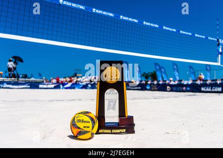 8 maggio 2022, Gulf Shores, Alabama, USA: Trofeo NCAA Beach volley Championship e una palla da gioco sul campo 2 a Gulf Shores. (Credit Image: © Matthew Smith/ZUMA Press Wire) Foto Stock