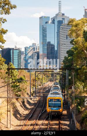 Treno in pista con la città in background, Melbourne, Victoria, Australia, Sabato, April 16, 2022.Photo: David Rowland / One-Image.com Foto Stock