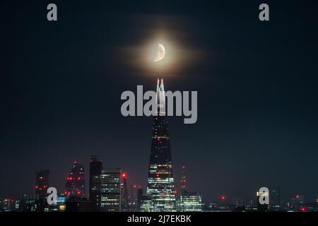 Londra, Regno Unito. 9th maggio 2022. UK Meteo: Il fossato sopra il grattacielo di Shard. Una luna del 51,7% del primo trimestre continua a tramandare sulla città nelle prime ore di lunedì, muovendosi in direzione nord-ovest. Credit: Guy Corbishley/Alamy Live News Foto Stock