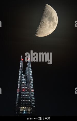 Londra, Regno Unito. 9th maggio 2022. UK Meteo: Il fossato sopra il grattacielo di Shard. Una luna del 51,7% del primo trimestre continua a tramandare sulla città nelle prime ore di lunedì, muovendosi in direzione nord-ovest. Credit: Guy Corbishley/Alamy Live News Foto Stock