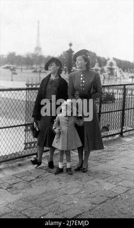 JESSIE MATTHEWS fotografia privata con la figlia adottiva Catherine a Parigi, Francia circa 1938 con la Torre Eiffel in background Foto Stock