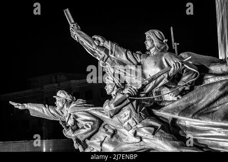 Statua bianca nera di Mao Zedong Eroi Zhongshan Square Shenyang Liaoning Province China Night costruita nel 1969 durante la Rivoluzione Culturale Foto Stock